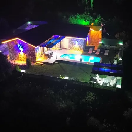 Vilă Havuzlu Tas Yapi Kiralik Kadikoy (Fethiye)