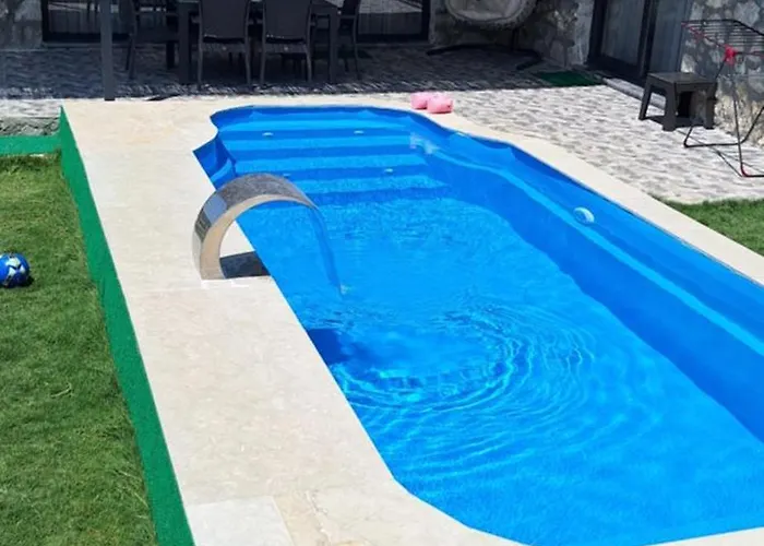 Havuzlu Tas Yapi Kiralik *