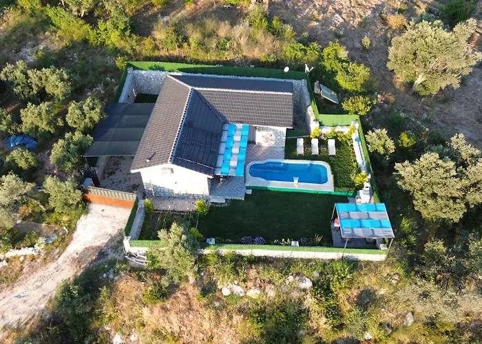 Villa Havuzlu Tas Yapi Kiralik