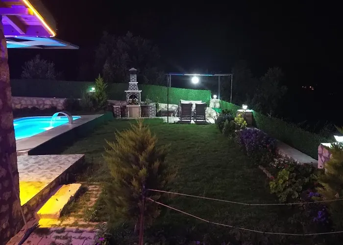 Havuzlu Tas Yapi Kiralik Villa