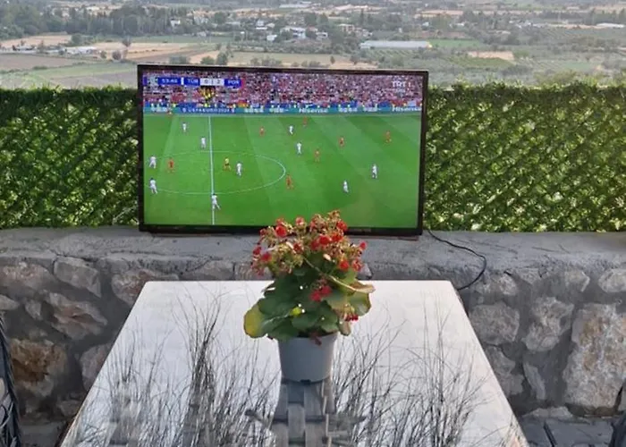 Havuzlu Tas Yapi Kiralik Villa